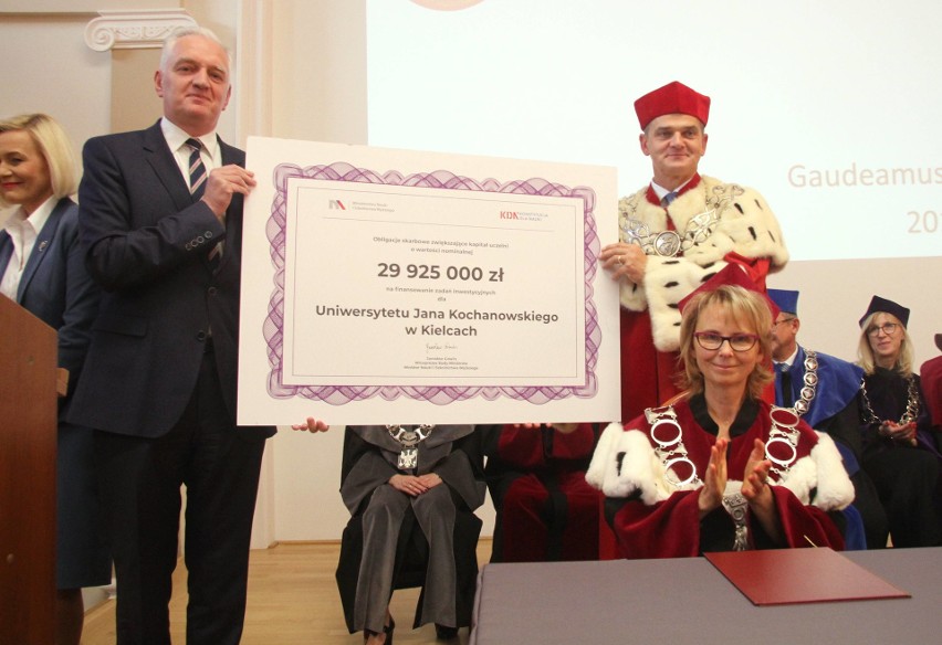 Inauguracja roku na Uniwersytecie Jana Kochanowskiego w Kielcach. Był wicepremier Jarosław Gowin. Szkoła dostała 30 milionów  [WIDEO]