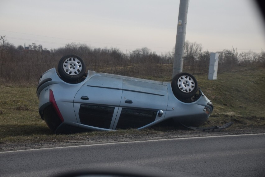 Zespół ratownictwa medycznego zajął się dwiema osobami...