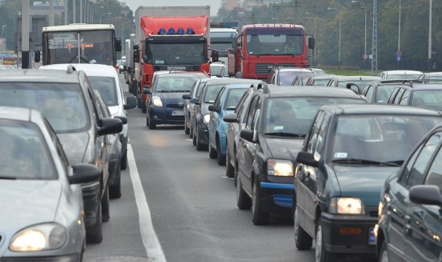 W Łodzi średnia prędkość w centrum wynosi 36 km/godz., przy czym prawdziwy szczyt komunikacyjny obserwuje się między godz. 7.30 a 9.30 oraz pomiędzy godz. 16 a 18