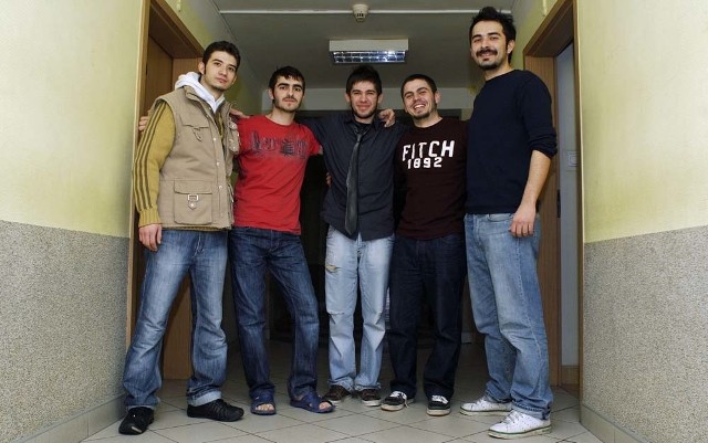 Od prawej stoją: Onur Can Goban, Ibrahim Turan, Hasan Ajaz, Ilyas Erden, Halil Ibrahim Unlu.