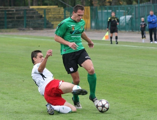 Napastnik Stali Tomasz Płonka (w zielonej koszulce) choć bardzo się starał, nie zdołał strzelić swego kolejnego gola w drugiej lidze.