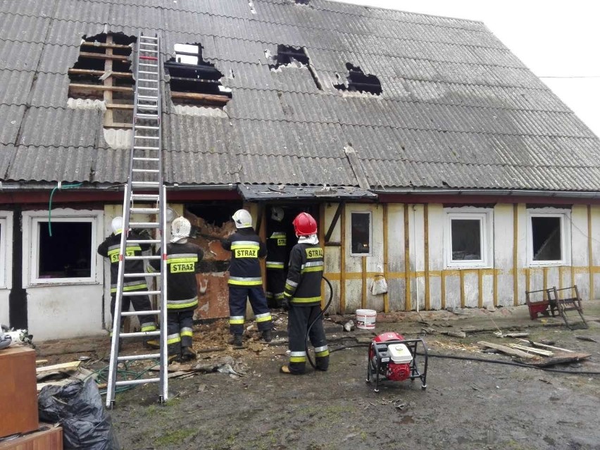 Pożar budynku w Marszewie. Na miejscu straż pożarna i policja