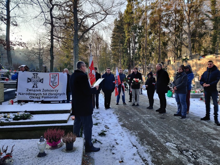 Przedstawiciele organizacji politycznych i społecznych upamiętnili w Gdyni pierwszego komendanta głównego NSZ