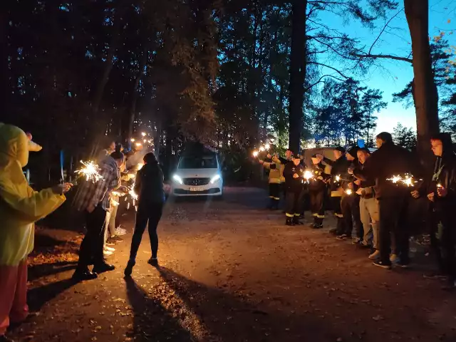 Przed odjazdem na Eko-bazie w Sępólnie Krajeńskim mieszkańcy składali podpisy pod petycją, którą Tomasz Szcześniewski, tata chorej na SMA Zosi, złoży w Parlamencie Europejskim.