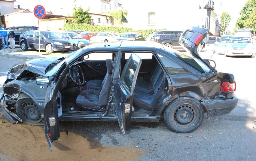 Audi zderzyło się z volkswagenem. 18-latek nie ustąpił pierwszeństwa (zdjęcia)