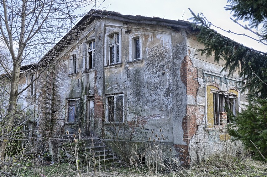 Dworek w Rębowie. Zabytkowy folwark popada w ruinę