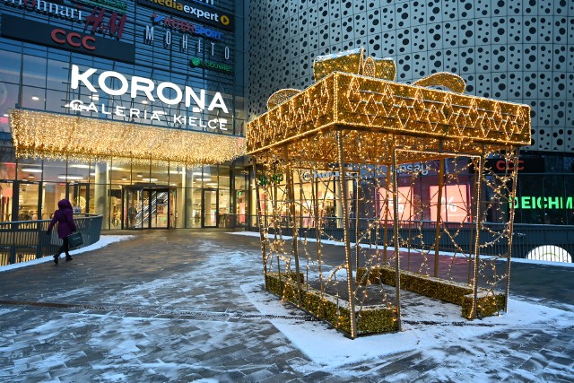 W Galerii Korona Kielce trwają świąteczne i zimowe wyprzedaże. W tym roku w niektórych sklepach zaczęły się na dwa tygodnie przed świętami Bożego Narodzenia. Rabaty sięgają 50 procent. Zobaczcie najciekawsze oferty w Galerii Korona
