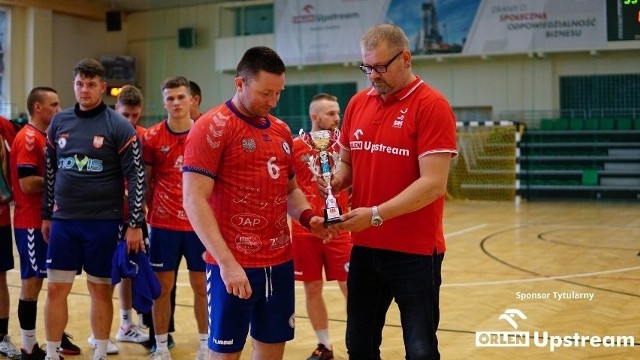 Kapitan Wisły Sandomierz, Michał Szklarski, odbiera puchar za trzecie miejsce w turnieju.