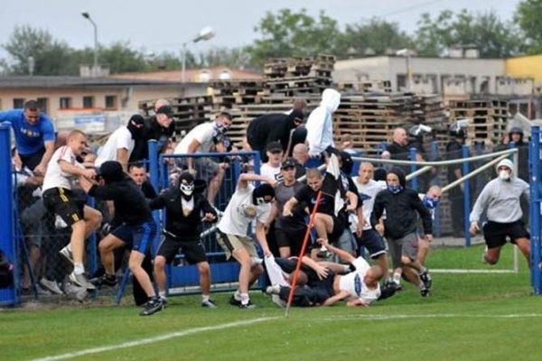 Podejrzani usłyszeli zarzuty wdarcia się na murawę stadionu, zakrywania twarzy celem uniemożliwienia lub utrudnienia ich rozpoznania oraz  udziału w bójce.