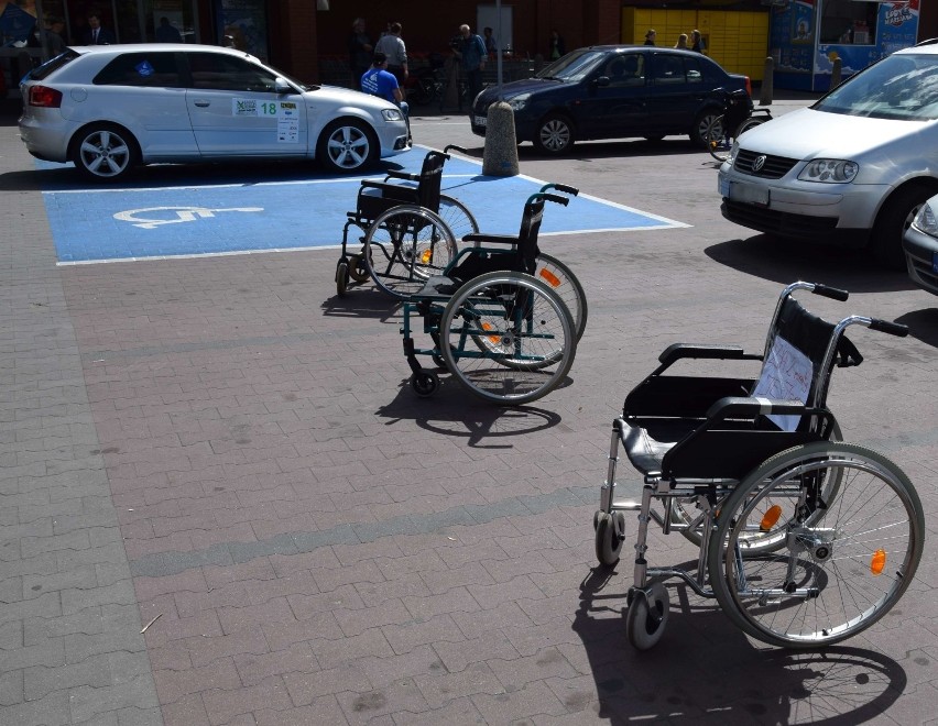 Nie parkuj na miejscu dla osoby niepełnosprawnej! Akcja w Malborku [WIDEO,ZDJĘCIA]