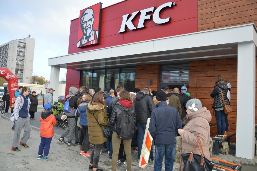 Kubełki KFC za darmo! Są kolejki ZDJĘCIA Wystarczy 28.11 hasło. Restauracje KFC Warszawa Mazowsze: Gdzie i jak otrzymać darmowe kubełki KFC?