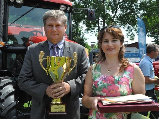Małgorzata i Jan Smardzowie z Obrazowa, zwycięzcy wojewódzkiego konkursu "Bezpieczne gospodarstwo&#8221;.