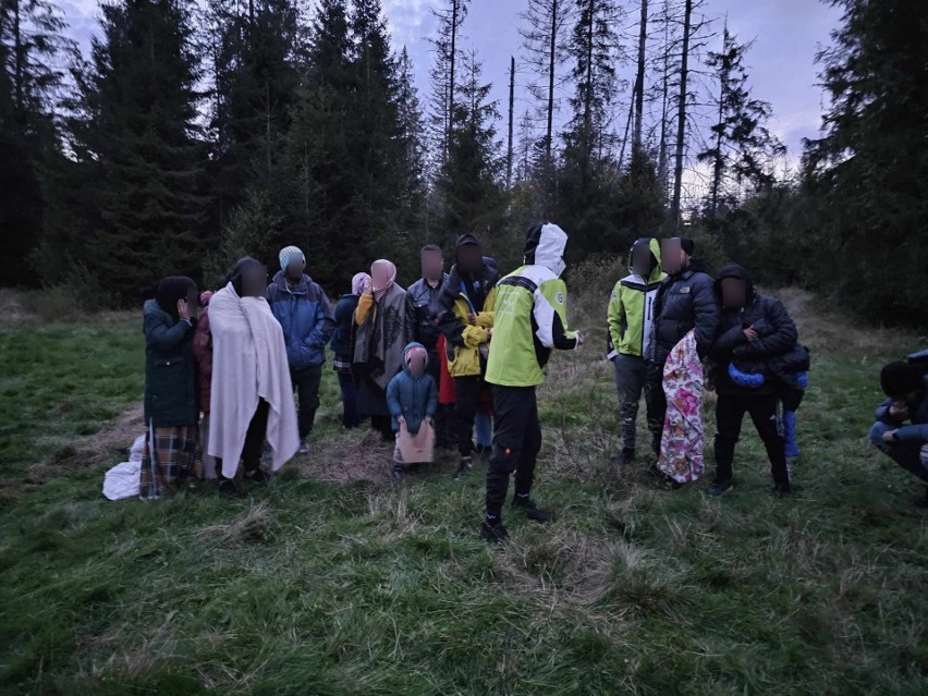 Grupa uchodźców w rejonie Tatrzańskiej Jaworzyny