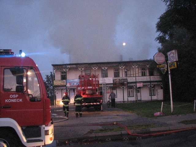 Około godz. 5.30 strażacy wciąż mieli pełne ręce pracy, bo ogień pojawiał się wewnątrz drewnianych ścian. Od ulicy widać jedynie wypalone doszczętnie mieszkania  na piętrze i spalony dach. O wiele większe zniszczenia są od zaplecza, skąd prawdopodobnie ogień rozprzestrzenił się na cały budynek.