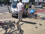 Białystok. Groźny wypadek na skrzyżowaniu Raginisa i Wysockiego. Zderzenie dwóch aut. Poszkodowani rowerzyści 