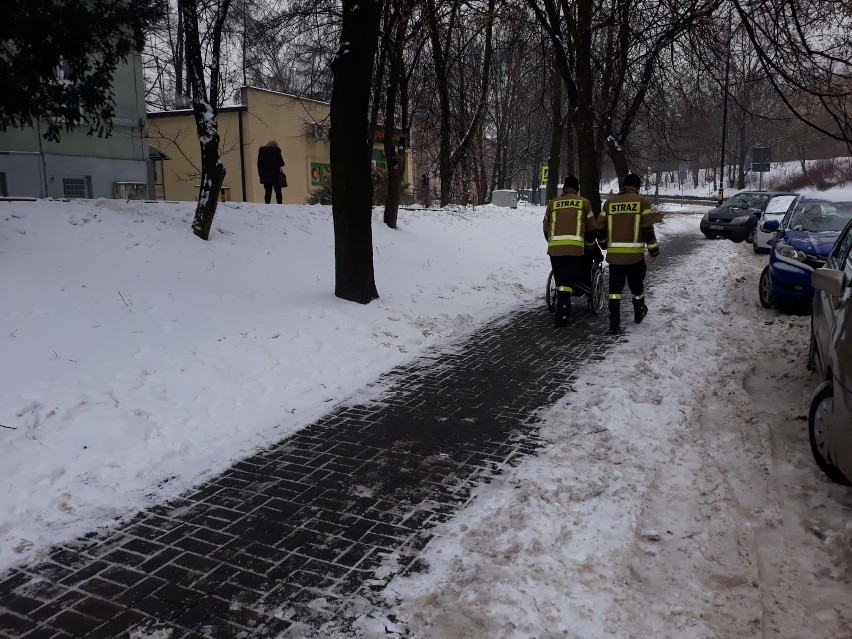 Siemianowiccy strażacy i druhowie pomagają zawieźć...