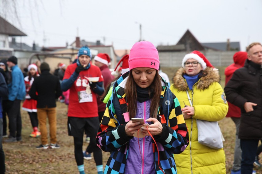 Wyjątkowe morsowanie w świątecznym stylu odbyło się w Borkowie. Cieszyło się dużym zainteresowaniem. Odpalono też race. Zobacz zdjęcia