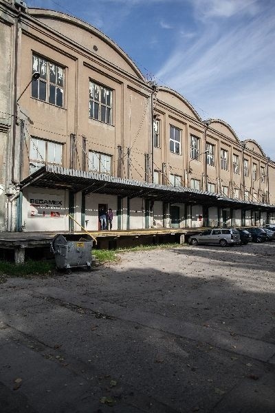 Dawniej w budynku „Wifamy” magazynowano tysiące ton bawełny. Dworzec kolejowy na wszelki wypadek