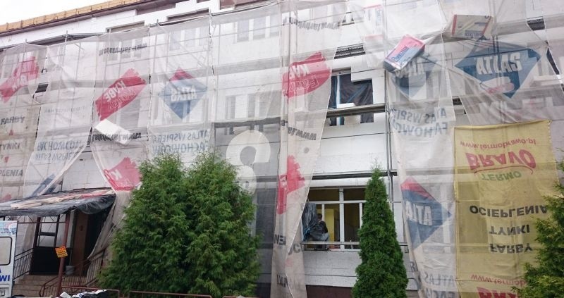 Obecnie docieplana jest szkoła w Olesznie oraz remontowany...