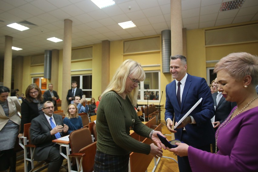 Oto laureaci tytułu „Nauczyciel na medal”. Wręczyliśmy nagrody zwycięzcom plebiscytu DZ [ZDJĘCIA]