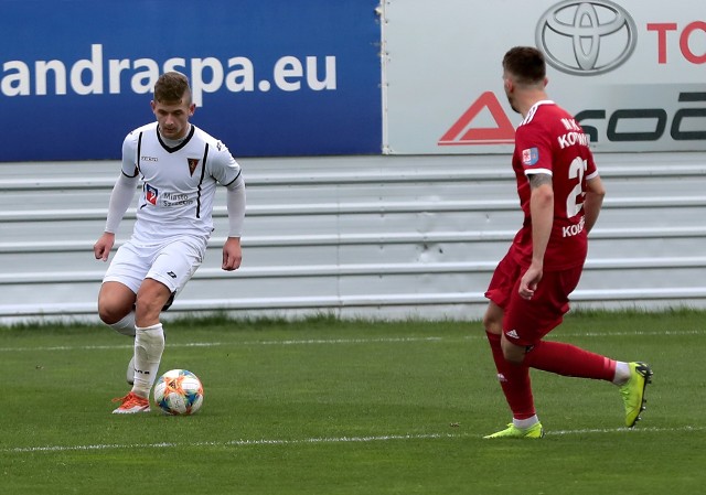 Kacper Kozłowski grał w III lidze i zaliczył kilka występów w ekstraklasie.