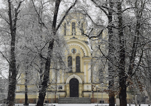 Zima w Częstochowie. Cały czas sypie śnieg. Zrobiło się naprawdę pięknie