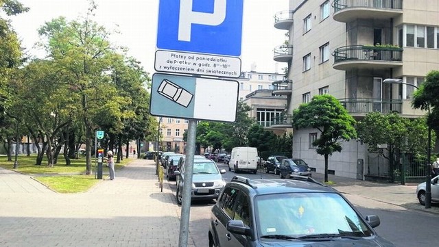 Póki nie zobaczy się znaku od strony  ul. Sienkiewicza, można pomyśleć, że wszyscy tu  parkują źle!