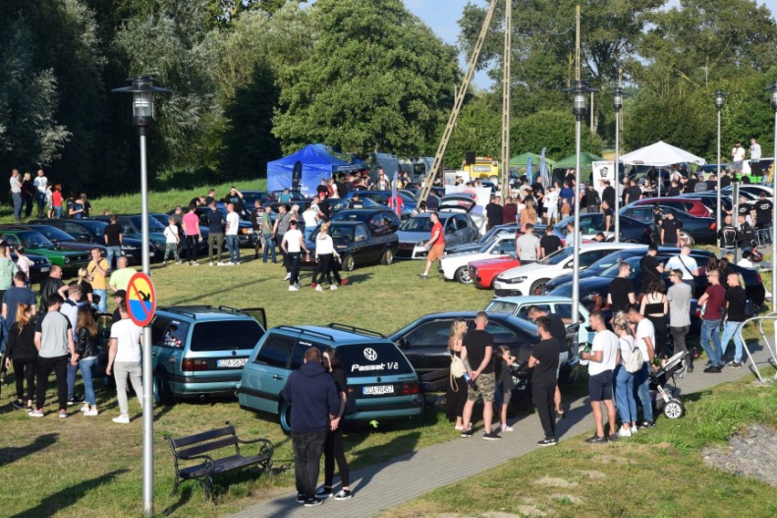 Charytatywny zlot miłośników motoryzacji w Sztutowie. Podczas spotkania zbierano pieniądze dla chorej dziewczynki