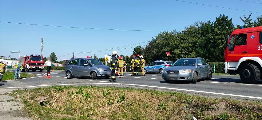 Wypadek z udziałem motocyklisty w gminie Wielka Wieś. Rannego zabrał śmigłowiec pogotowia lotniczego