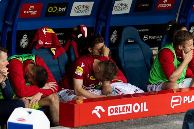 Piłkarze Wisły Kraków po przegranym meczu z Puszczą Niepołomice byli zrozpaczeni.