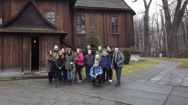 Młodzi odkrywcy historii z organizatorami warsztatów przy zabytkowym kościele  w Modlnicy