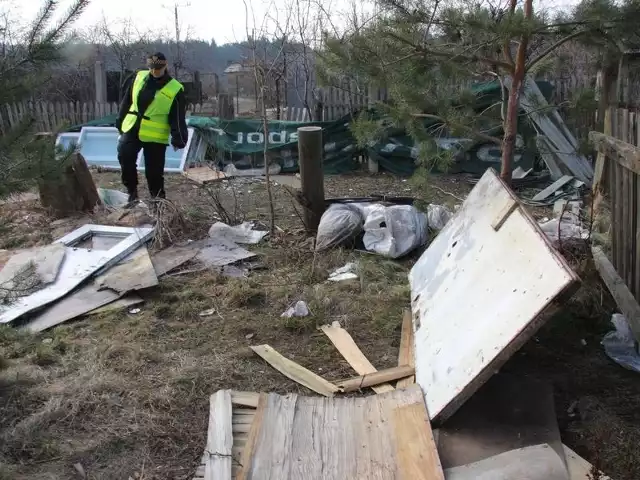 Strażnicy miejscy na zabudowanym na "dziko&#8221; pasie ziemi naprzeciwko działek przy ul. Mieszka I.