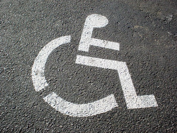 Niepełnosprawni kierowcy z Ustki domagają się miejsc parkingowych.