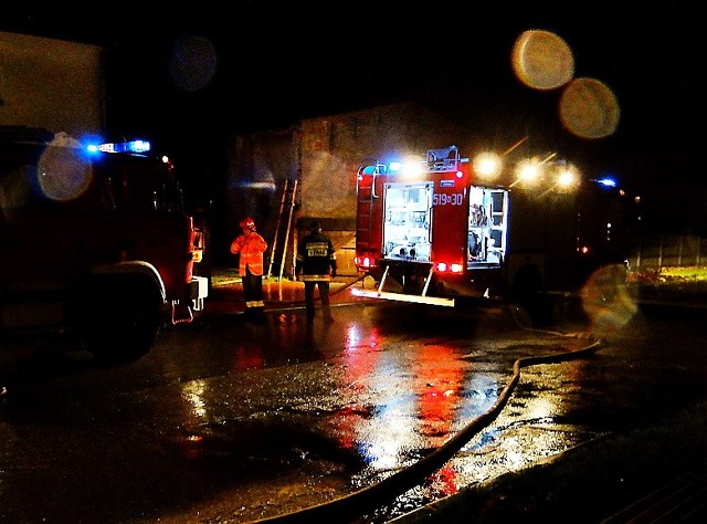 Kilka minut po północy w ulewnym deszczu strażacy gasili pożar szopy w Biskupcu.