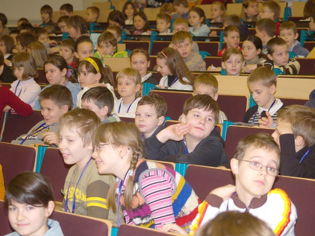 Zajęcia Koszalińskiego Uniwersytetu Dziecięcego są prowadzone w sali Politechniki Koszalińskiej przy ul. Śniadeckich 2. Rodzice mogą oglądać transmisję z wykładu w sąsiedniej sali.