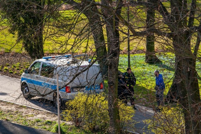 Za niestosowanie się do obostrzeń wprowadzonych w związku z koronawirusem grozi pouczenie lub mandat - w zwykłych przypadkach do 5 tys. zł, a w wyniku wszczęcia postępowania administracyjnego - od 5 do nawet 30 tys. zł.