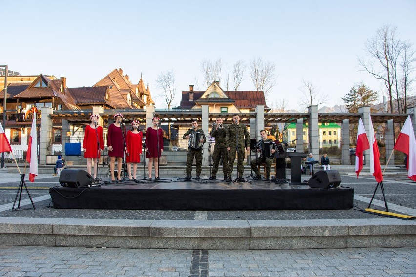 Święto niepodległości w Zakopanem. Wiązanki kwiatów pod pomnikiem, koncert i przemarsz po Krupówkach