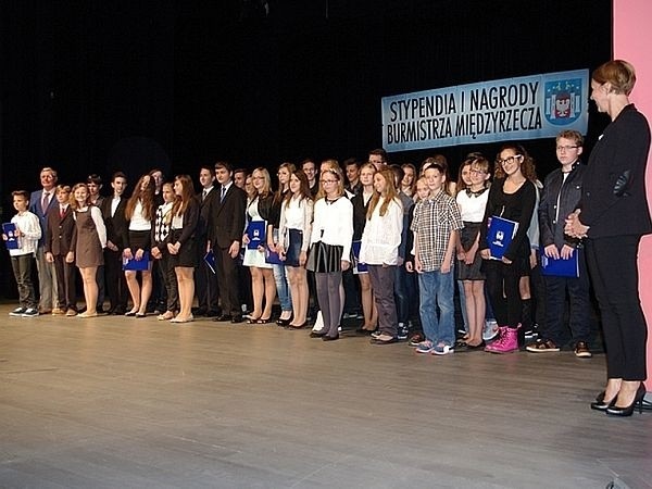 Najlepsi uczniowie szkół podstawowych i gimnazjów z gminy Międzyrzecz otrzymali stypendia burmistrza. Uroczysta gala odbyła się w ośrodku kultury.