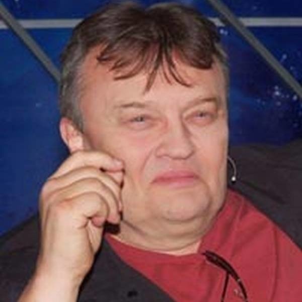Krzysztof Cugowski to artysta i polityk. Kolejne płyty okazują się sukcesami. W 2005 roku został senatorem Prawa i Sprawiedliwości.