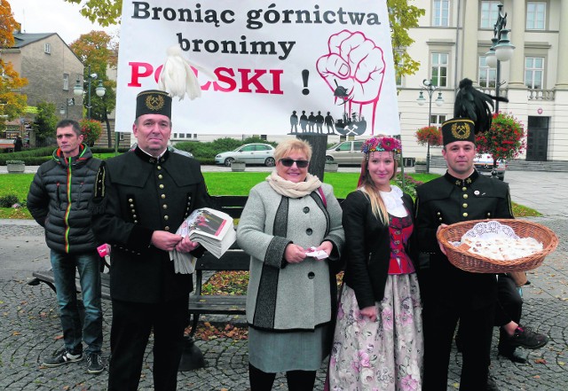 Elżbieta Fornalczyk (druga z lewej), „jedynka” Zjednoczonej Lewicy w naszym okręgu skorzystała ze wsparcia Ślązaków.