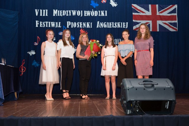 Finał VIII Międzywojewódzkiego Festiwalu Piosenki Angielskiej, w środku współorganizator anglistka Wioletta Przywara