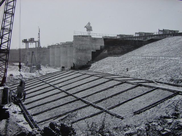 Prace w latach 60. przy  budowie zapory czołowej (na pierwszym planie), po lewej betonowy jaz