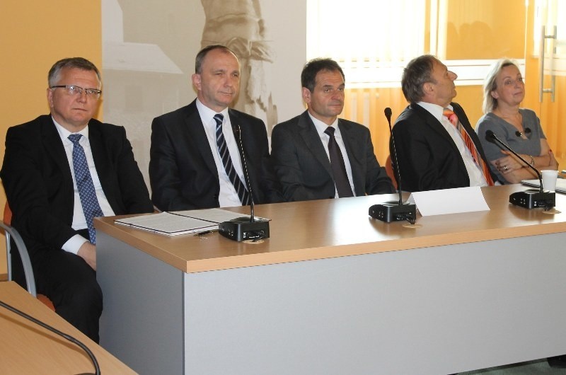 Burmistrz Jarosław Kielar (na zdjęciu pierwszy z prawej)...