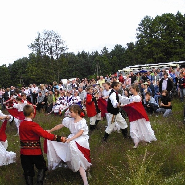 Podczas pierwszej w tym roku "Nocy Kupały&#8221; polonezem debiutowała najmłodsza grupa zespołu tańca "Przepiórka&#8221;, pod kierunkiem Anny Baran z Hajnowskiego Domu Kultury