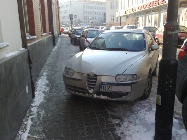 Piątek, ul. Bernardyńska. Alfa blokuje chodnik.