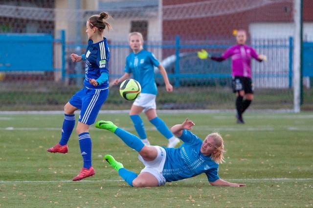 Kobiecy Klub Piłkarski Bydgoszcz pokonał na własnym boisku po rzutach karnych Stomilanki Olsztyn i awansował do 1/8 Pucharu Polski. Miejscowe przegrywały od 43. minuty 0:1; na domiar złego, w 75. minucie boisko musiała opuścić Agata Stępień (druga żółta kartka). Mimo gry w osłabieniu, nasze panie doprowadziły do wyrównania (Daria Gugała w 80.). W konkursie jedenastek lepsze (4:3) okazały się bydgoszczanki (Makowska, Lewandowska, Vilkofsky, Kaźmierczak, nie trafiła Wierzbowska). Wielkie brawa dla Patrycji Urbańskiej, która wybroniła dwa rzuty karne! Podopieczne Adama Górala zrewanżowały się tym samym Stomilankom za niedzielną porażkę 2:3 w meczu I ligi. W 1/8 PP dziewczyny z KKP zagrają u siebie z ekstraligową Olimpią Szczecin (28 listopada). A już w niedzielę kolejny mecz I ligi - u siebie z Akademią Piłkarską LG Gdańsk (godz. 16.00). Zobacz zdjęcia ze środowego spotkania KKP - Stomilanki >>>