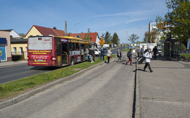 Z powodu złego stanu zatoki autobus będzie stawał obok. Zatokę naprawimy później.