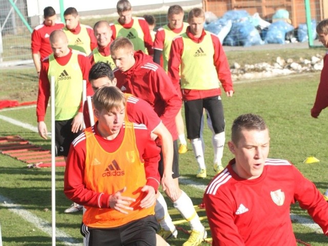 Z pierwszą drużyną Korony po raz pierwszy trenował w poniedziałek Michał Jeziorski (z lewej).