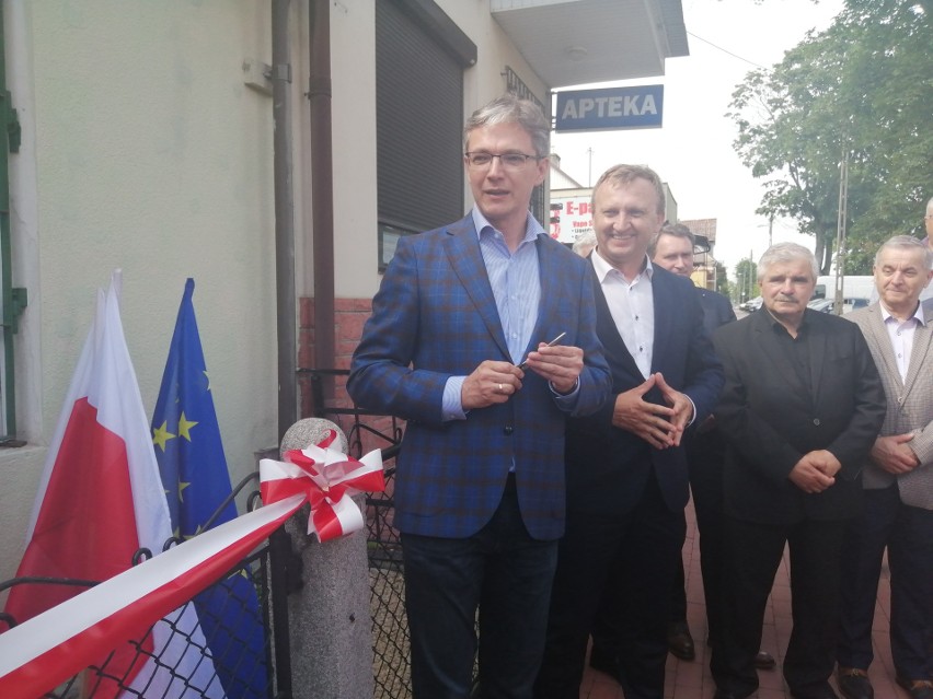 Europoseł Adam Jarubas otworzył swoje biuro w Sandomierzu. Była symboliczna wstęga i tort [ZDJĘCIA, WIDEO]