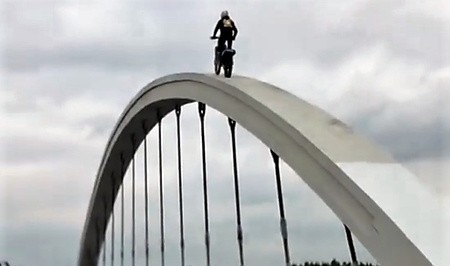 Motocyklista na moście Galicyjskim w Chełmku